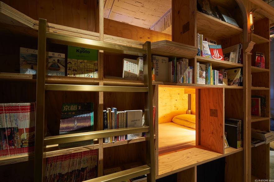Новый тематический хостел в Киото предлагает переночевать на книжной полке
