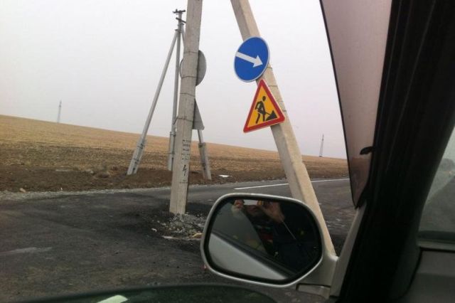 В Приморье столб заасфальтировали в дорогу