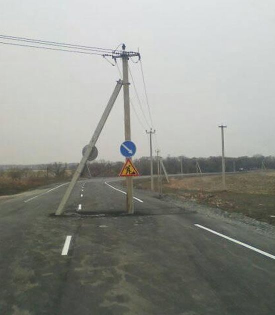 В Приморье столб заасфальтировали в дорогу