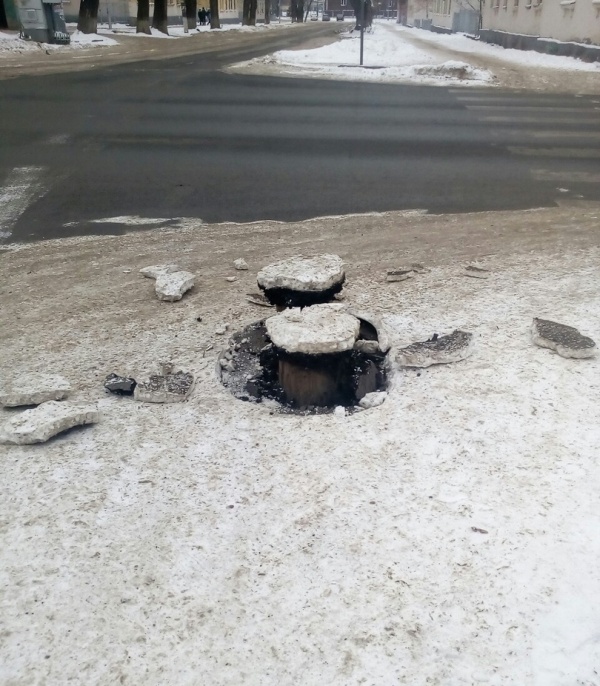 На дороге в Уфе из-под земли "выросли" странные трубы