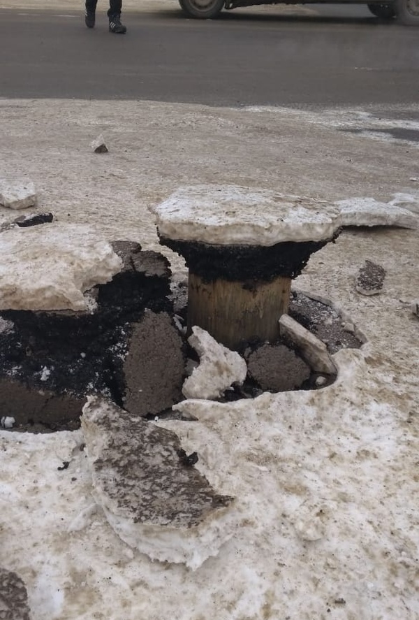 На дороге в Уфе из-под земли "выросли" странные трубы
