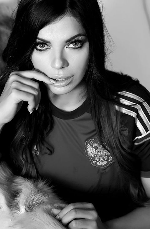 Сьюзи Кортес, Miss Bumbum-2015, поздравила россиян с Новым годом, снявшись в форме сборной России по футболу