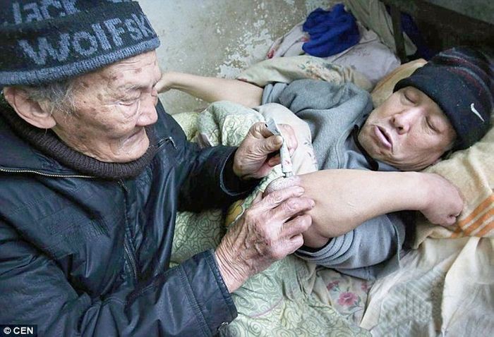 Китаец 46 лет заботится о своём парализованном сыне Китаец 46 лет заботится о своём парализованном сыне