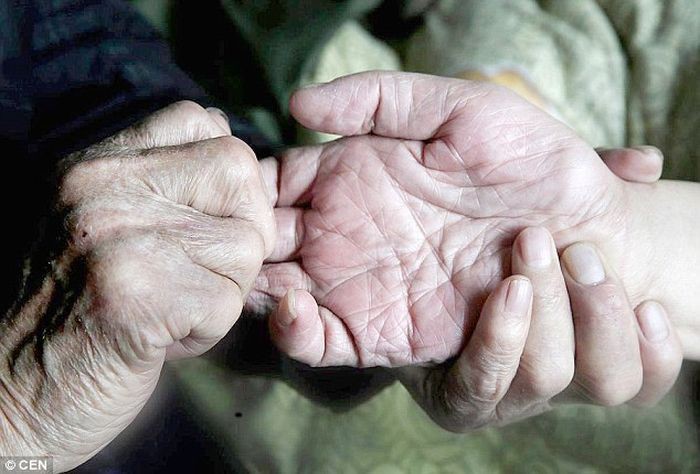 Китаец 46 лет заботится о своём парализованном сыне Китаец 46 лет заботится о своём парализованном сыне