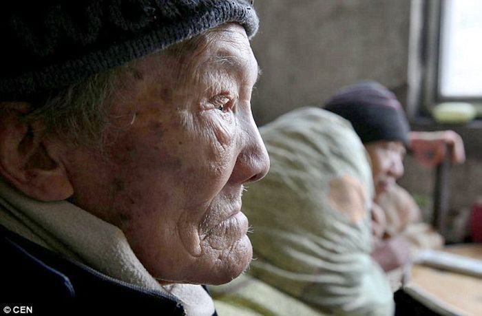 Китаец 46 лет заботится о своём парализованном сыне Китаец 46 лет заботится о своём парализованном сыне