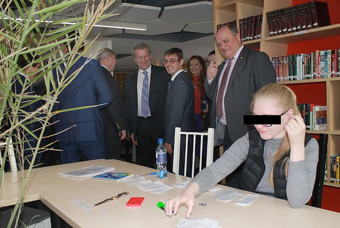 В библиотеке ТМУ руководство ВУЗа и делегация гостей застукали студентку за изготовлением шпаргалок