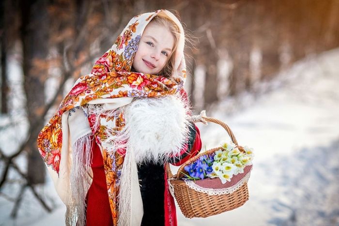 Девушки в русских нарядах