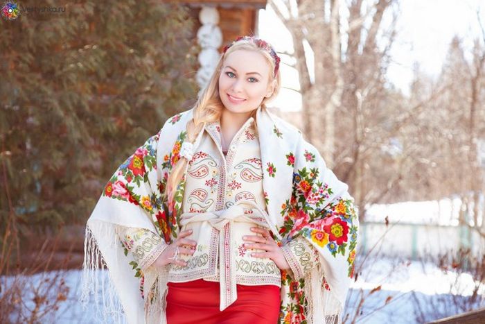 Девушки в русских нарядах