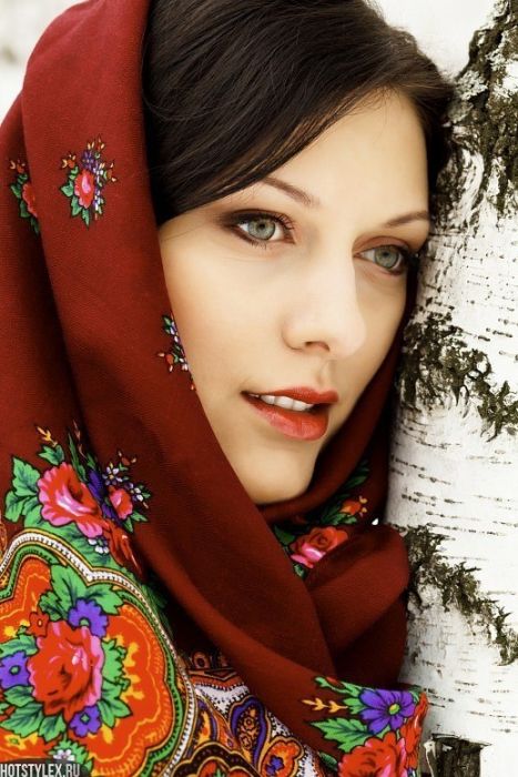 Девушки в русских нарядах