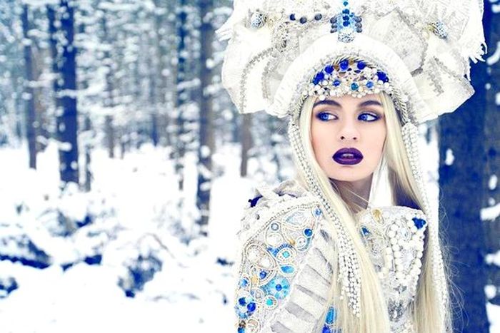 Девушки в русских нарядах