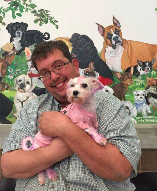 'А мне фиолетово!' Тот, кто покрасил собачку в ядовитый цвет, не представлял, что будет дальше! 'А мне фиолетово!' Тот, кто покрасил собачку в ядовитый цвет, не представлял, что будет дальше!