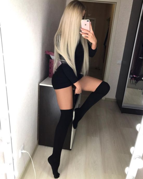 Девушки в платьях