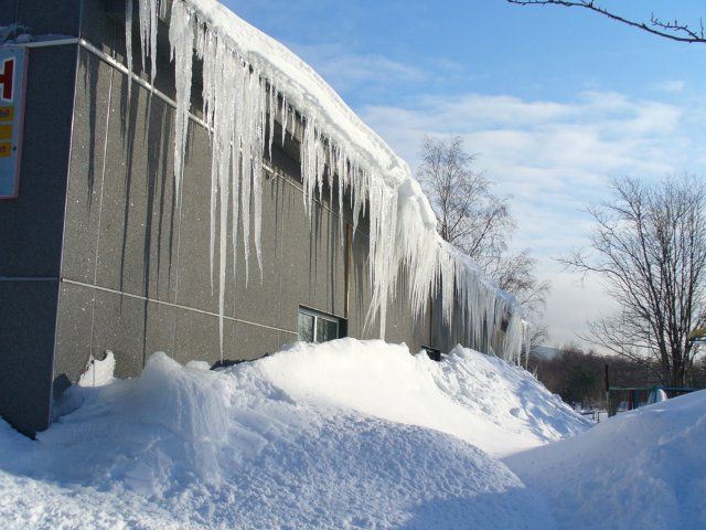 Последствия сильнейшего снегопада на Сахалине