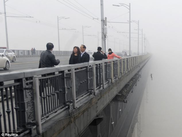 Китайский журналист случайно заснял самоубийство (4 фото)