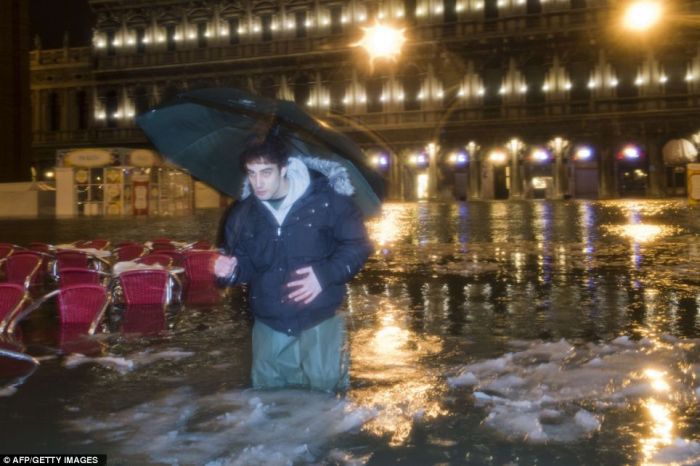Затопленная Венеция - леденеет (7 фото)