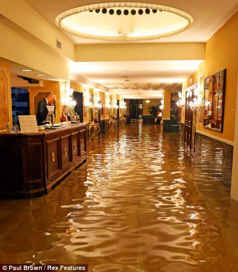 Затопленная Венеция - леденеет