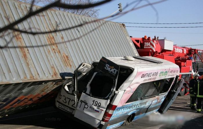 Контейнер завалился на маршрутное такси (4 фото)
