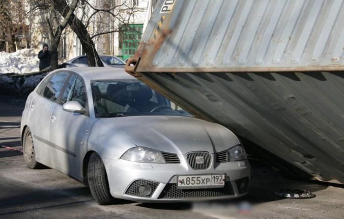 Контейнер завалился на маршрутное такси (4 фото)