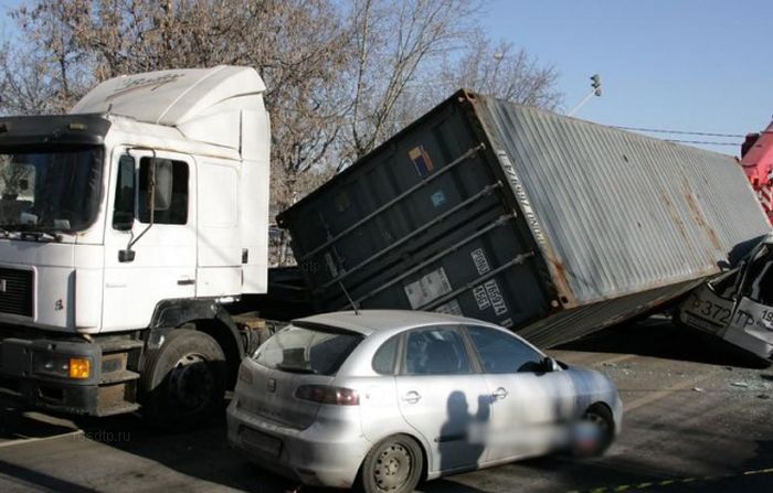 Контейнер завалился на маршрутное такси (4 фото)