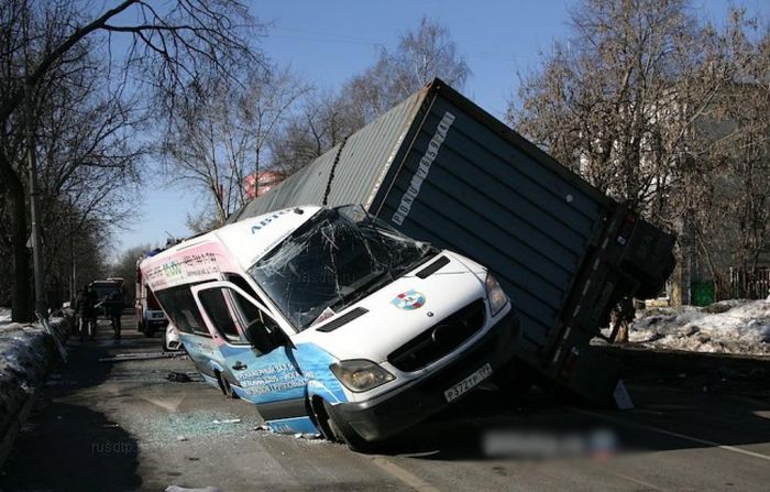Контейнер завалился на маршрутное такси (4 фото)