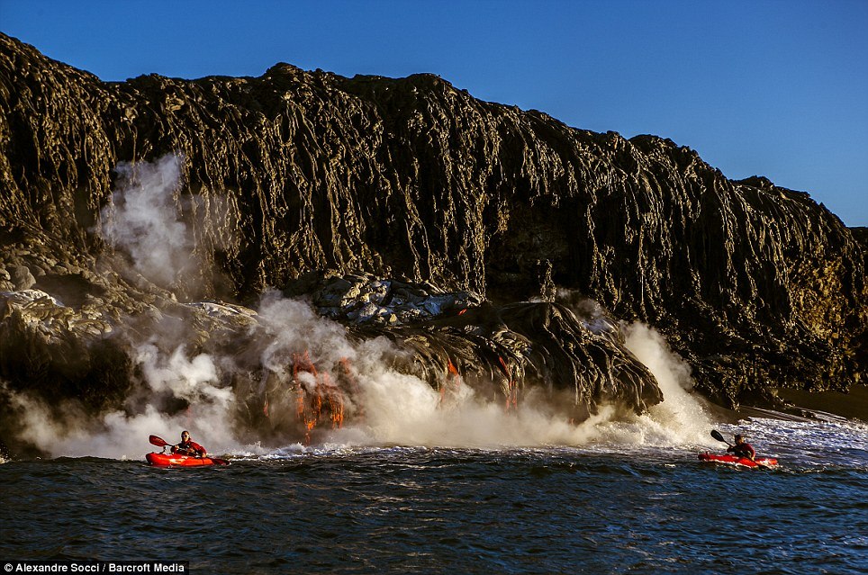 На байдарке около изливающейся лавы. Гавайи