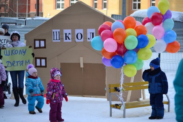 В Казани жители нового района построили картонную школу