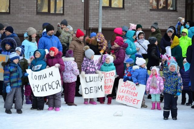 В Казани жители нового района построили картонную школу