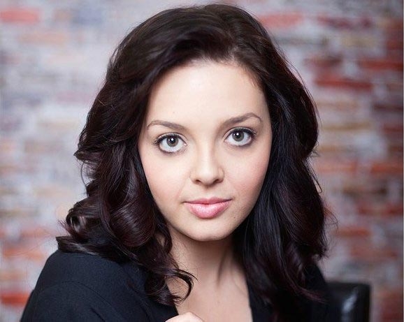 Как сегодня выглядит маленькая девочка, танцевавшая с Леонардо Ди Каприо в «Титанике» Как сегодня выглядит маленькая девочка, танцевавшая с Леонардо Ди Каприо в «Титанике»