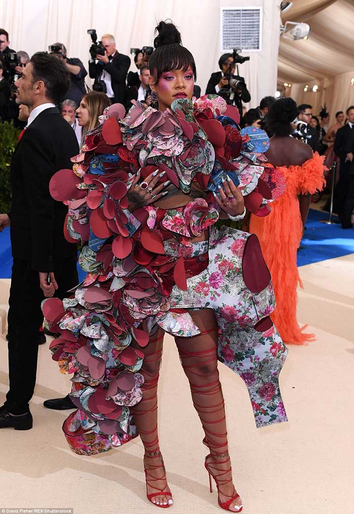 Самые скандальные наряды Met Gala 2017