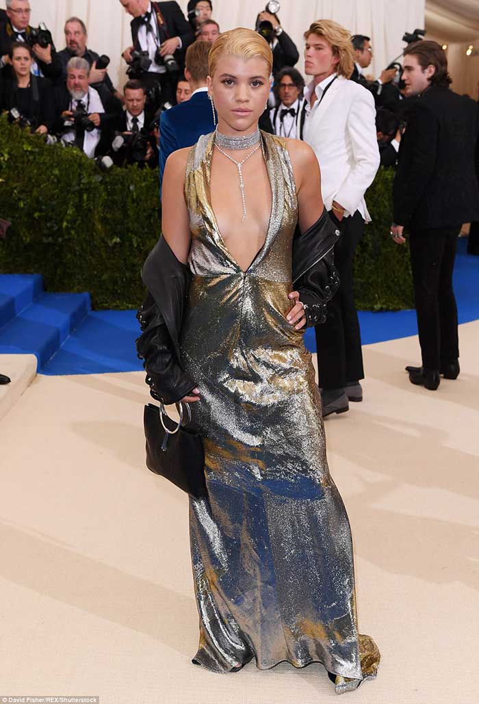 Самые скандальные наряды Met Gala 2017