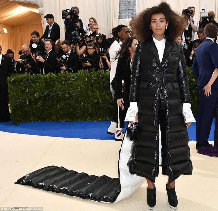 Самые скандальные наряды Met Gala 2017