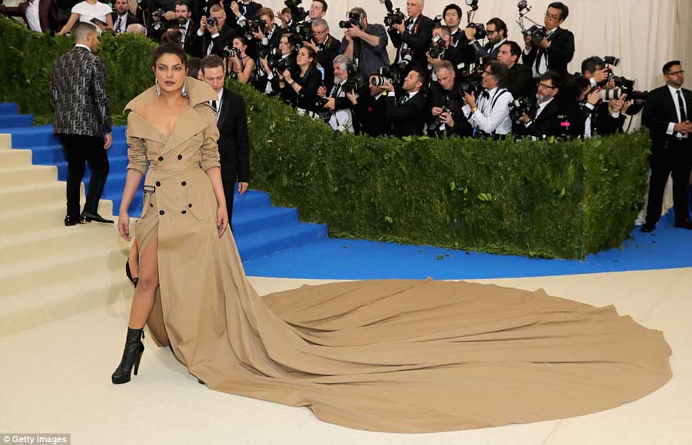 Самые скандальные наряды Met Gala 2017