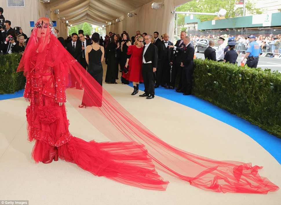 Самые скандальные наряды Met Gala 2017