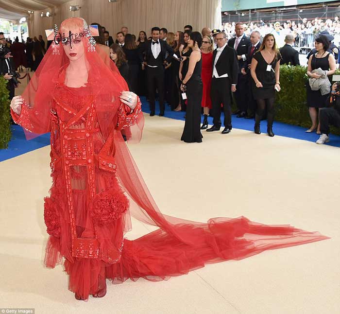 Самые скандальные наряды Met Gala 2017