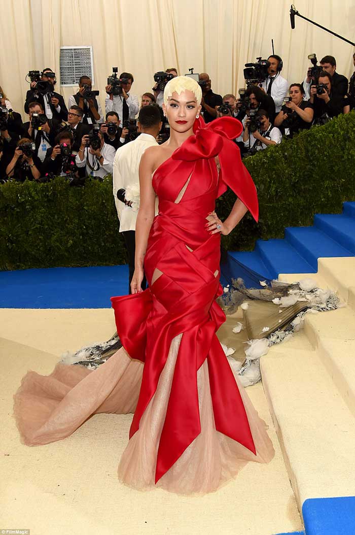 Самые скандальные наряды Met Gala 2017