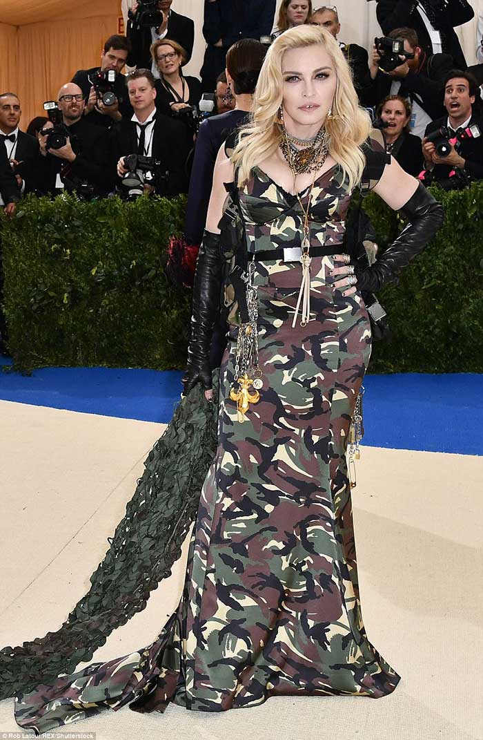 Самые скандальные наряды Met Gala 2017