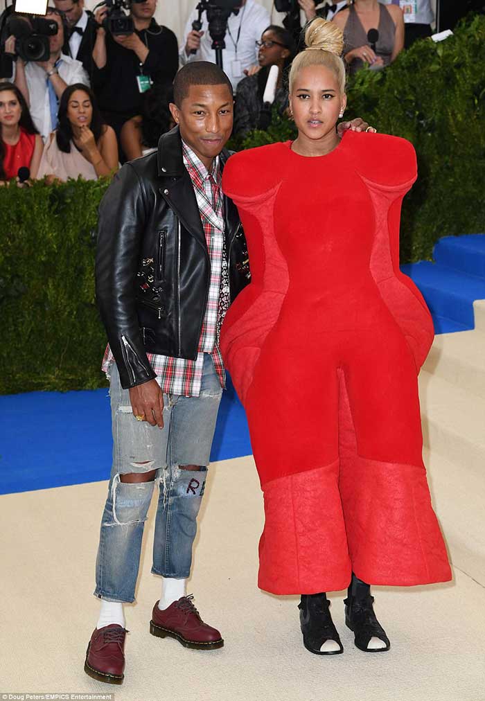 Самые скандальные наряды Met Gala 2017