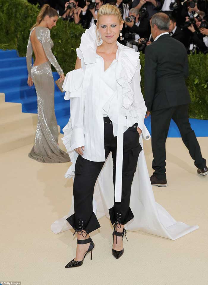 Самые скандальные наряды Met Gala 2017