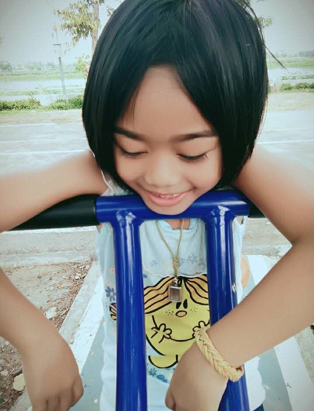 Семилетняя тайская девочка плачет кровавыми слезами