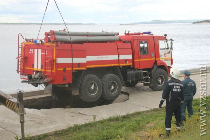В Саратове пожарный автомобиль провалился под землю