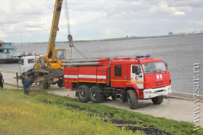 В Саратове пожарный автомобиль провалился под землю