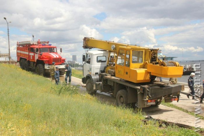 В Саратове пожарный автомобиль провалился под землю
