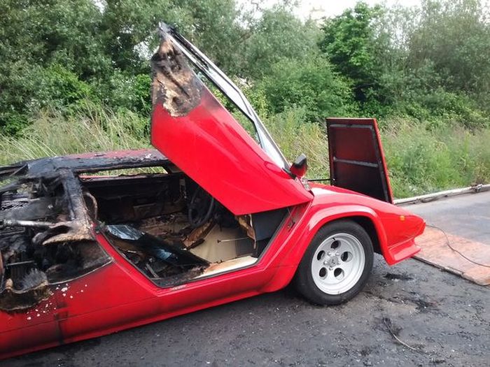Суперкар Lamborghini Countach стоимостью более 500 000$ сгорел дотла