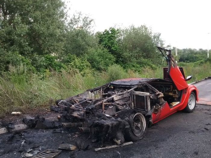 Суперкар Lamborghini Countach стоимостью более 500 000$ сгорел дотла