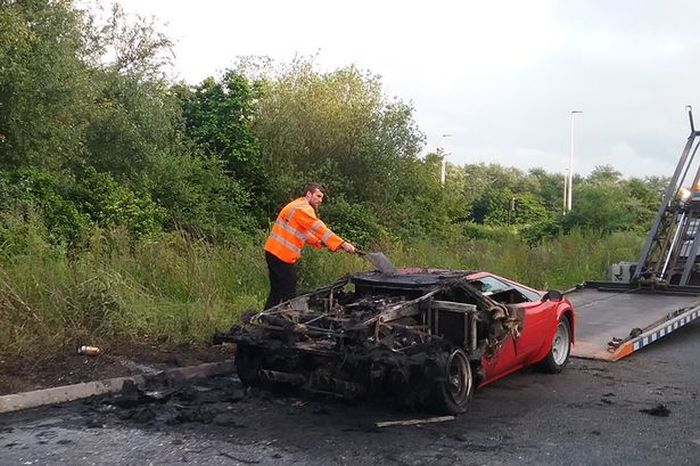 Суперкар Lamborghini Countach стоимостью более 500 000$ сгорел дотла