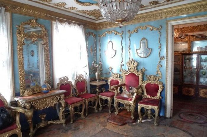 Настоящий дворец в деревенском доме