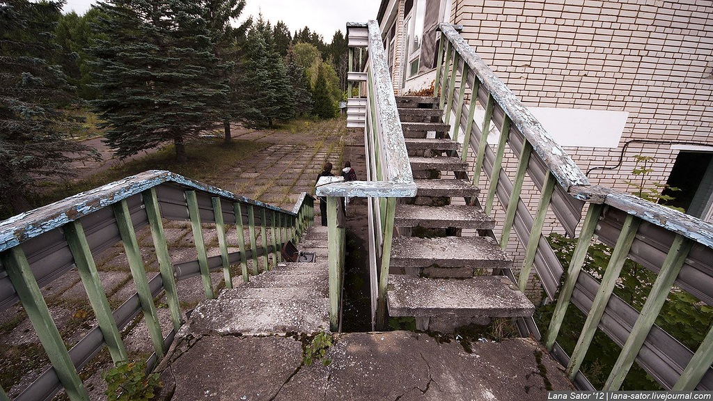 Заброшенный пионерский лагерь с бассейном и бомбоубежищем (72 фото) Заброшенный пионерский лагерь с бассейном и бомбоубежищем (72 фото)