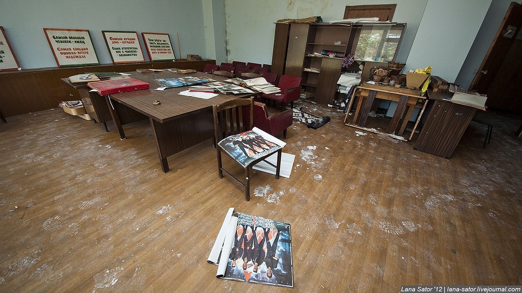 Заброшенный пионерский лагерь с бассейном и бомбоубежищем (72 фото) Заброшенный пионерский лагерь с бассейном и бомбоубежищем (72 фото)