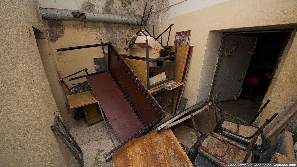 Заброшенный пионерский лагерь с бассейном и бомбоубежищем (72 фото) Заброшенный пионерский лагерь с бассейном и бомбоубежищем (72 фото)