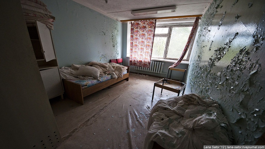 Заброшенный пионерский лагерь с бассейном и бомбоубежищем (72 фото) Заброшенный пионерский лагерь с бассейном и бомбоубежищем (72 фото)